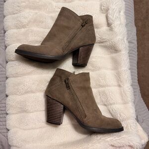 Rampage Women’s Brown Tan Neutral Suede Zipper Ankle Boots with Heel Size 6